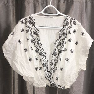 White patterned croptop